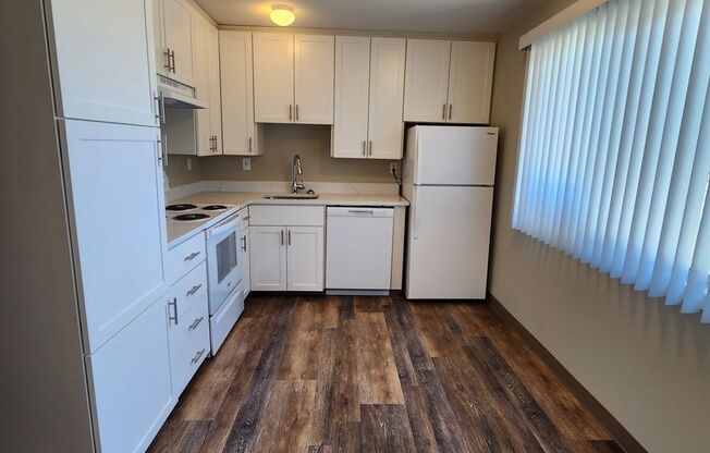 Refurbished 2 Bed 1 Bath with W/D in unit - close to Elk Rock, Max, on bus line
