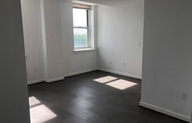 2 beds, 1 bath, $1,999, Unit 220