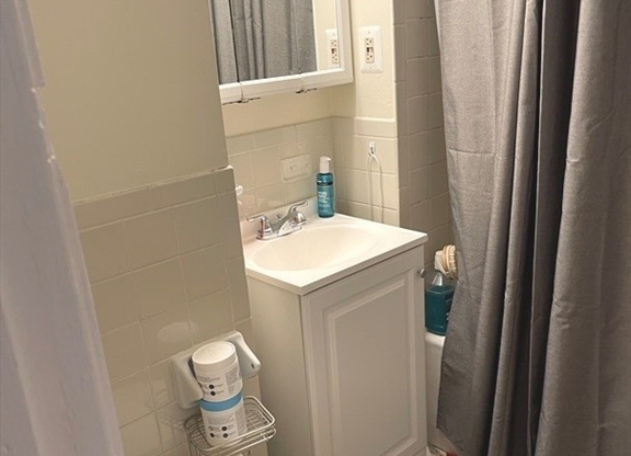 4 beds, 2 baths, 1,730 sqft, $7,400, Unit 701/702