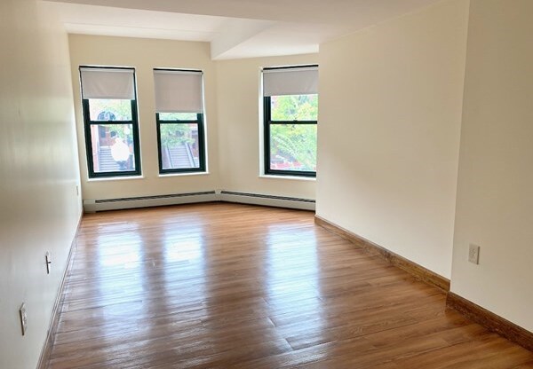 3 beds, 1 bath, 1,200 sqft, $4,500, Unit 38