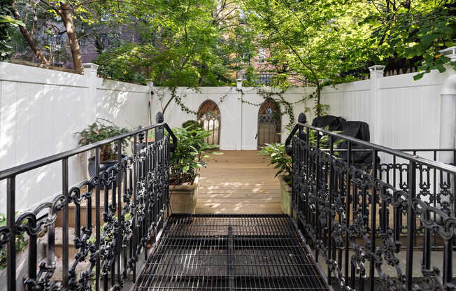 446 W 22 ST