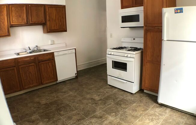 3 beds, 1 bath, 1,800 sqft, $1,550, Unit 208