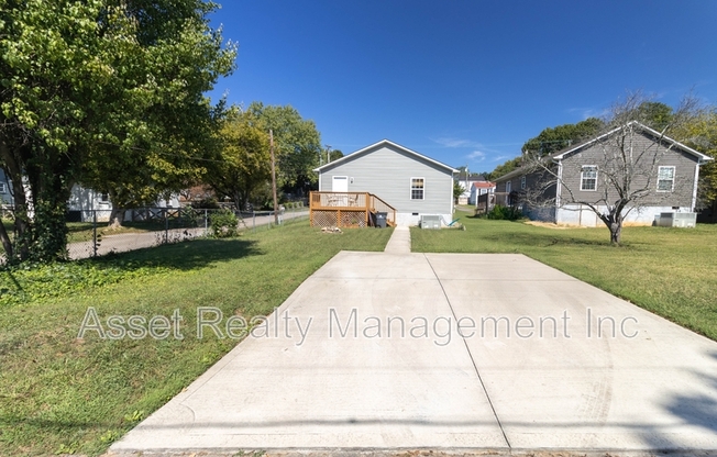 524 MIDLAKE DR NE