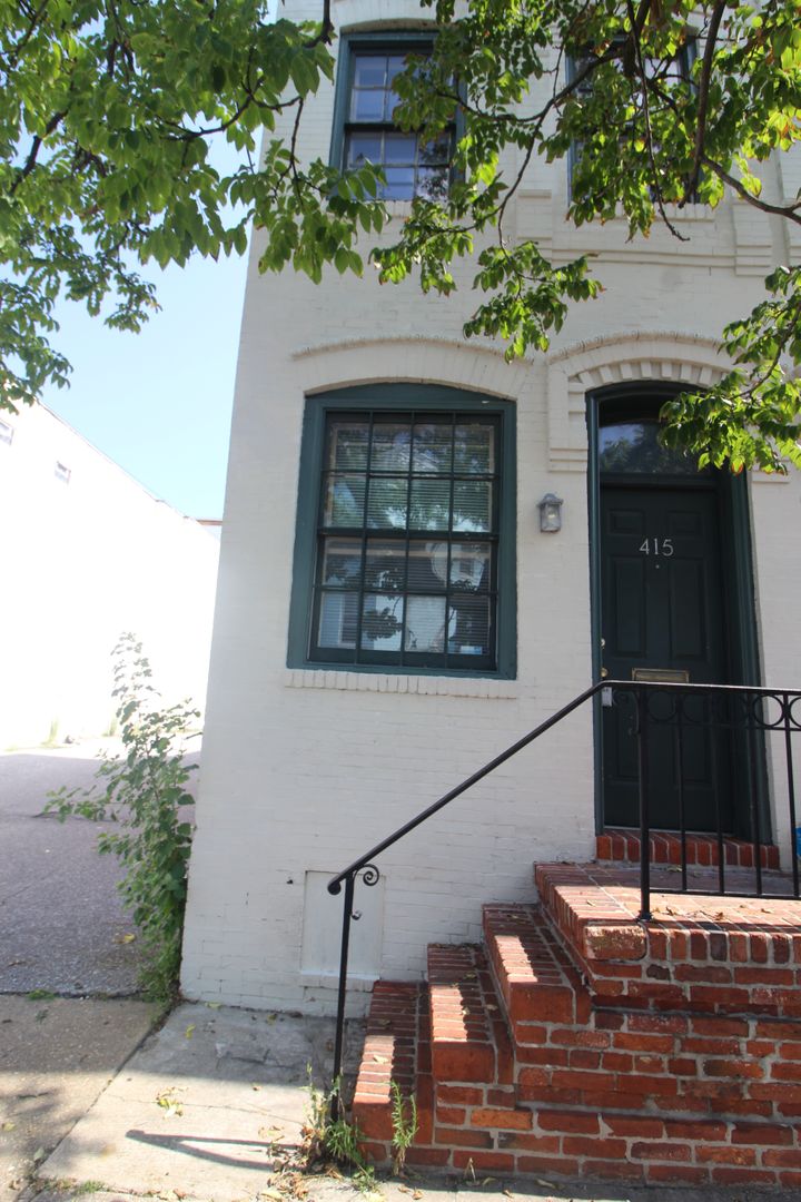 Charming Seton Hill 3bd/1ba Rowhome w/ CAC & W/D--Available 4/15!