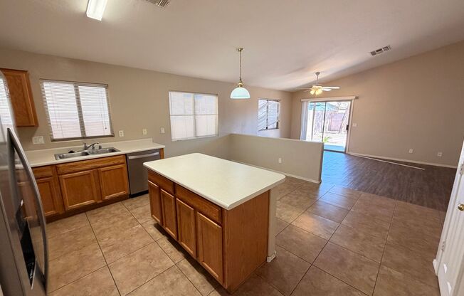 3/2 Single story Avondale Home *Custom Paint* & Carpet in Beds Only!