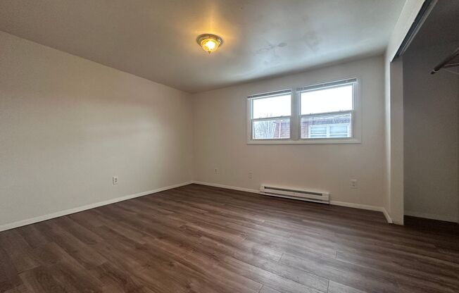 2 beds, 1 bath, $895, Unit 7