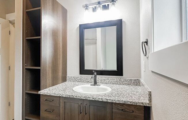 1 bed, 1 bath, 690 sqft, $1,300, Unit Cap5