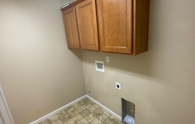 Condo with access to clubhouse and internet service included!