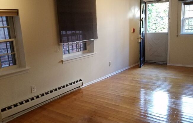 Spacious 1 BR w/ Private Entrance & Renovated Bath and Kitchen!*Available August*