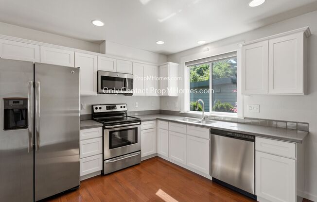 2 beds, 1.5 baths, $1,949, Unit 7712 SE Washington Street