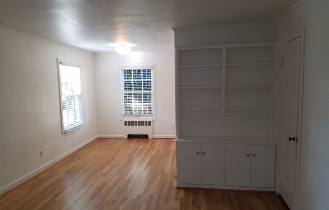 2 beds, 1 bath, 901 sqft, $1,990, Unit 15