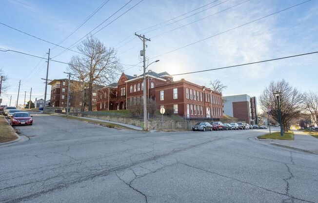 2 beds, 1 bath, 850 sqft, $899, Unit 3819 Jones St #303