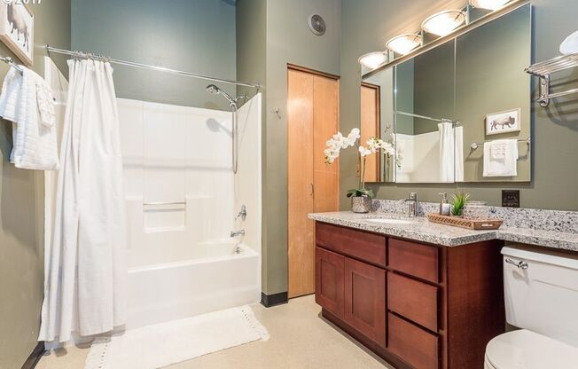 Historic Irving Street Lofts In The Pearl District - Top Floor Unit w/Parking/Rooftop Deck