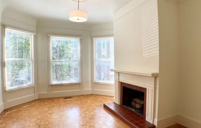 3BR/2BA W/ Remodeled Kitchen. DISHWASHER! IN-UNIT LAUNDRY! PARKING!