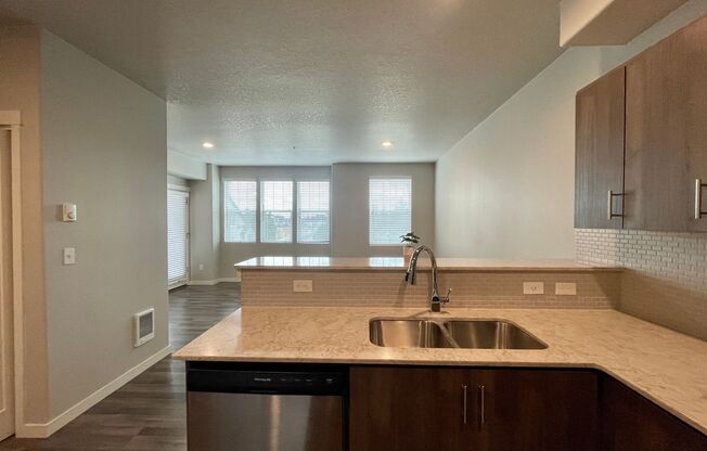 SW Beaverton Gorgeous 1 Bedroom w/ included Parking Space, Full Size Washer and Dryer and Community Amenities!