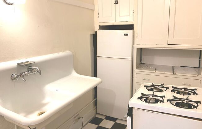 Studio, 1 bath, $875, Unit 13