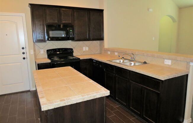 3/2/2 off HWY 46 / Fridge / Interior Washer & Dryer Connections / Fenced in Backyard / CISD