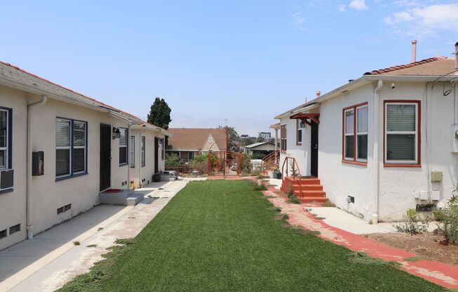 35th St (3711-3721)