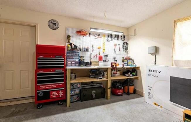 3 beds, 2 baths, 2,043 sqft, $1,700