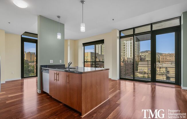 Gorgeous 1br/1.5ba condo + bonus room and Parking in Park Place in the North Pearl