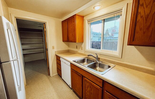 3 beds, 1 bath, $1,895, Unit 1085