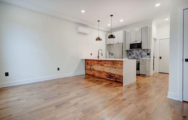 Spacious & Stylish Studio Apartment on W Diamond Street