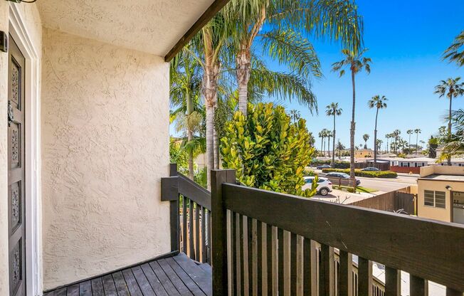 SPACIOUS 2BD/1.5BA TOP FLOOR UNIT IN THE HEART OF PACIFIC BEACH! BLOCKS TO THE BEACH! ONLY $3,395/mo