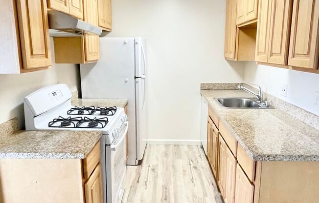 2 beds, 1 bath, $2,000, Unit 14