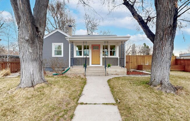 Lovely 3 bed/2 bath home w/2 car garage