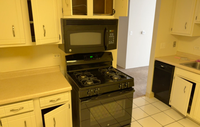 1 bed, 1 bath, 778 sqft, $1,525, Unit 410