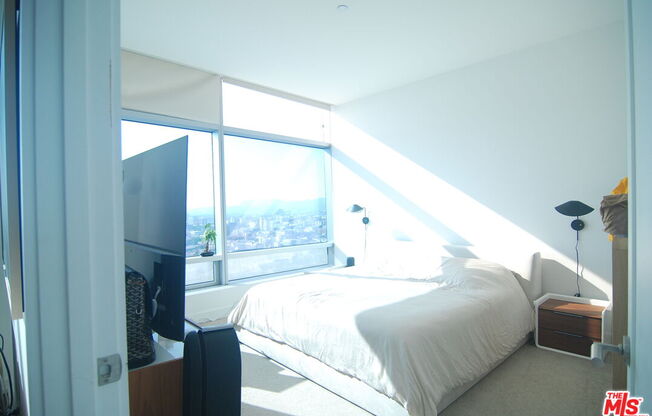 1 bed, 1.5 baths, 1,020 sqft, $5,500, Unit 31F