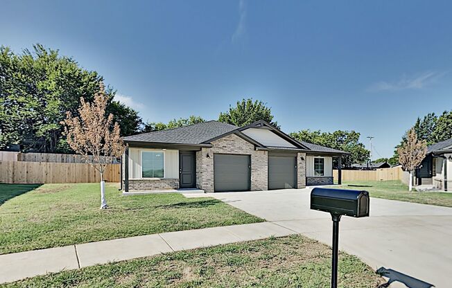 2 Bedroom, 2 Bathroom, 1 Car Garage Duplex with upgrades close to Broadway Extension, a short distance from Edmond and easy access to downtown OKC