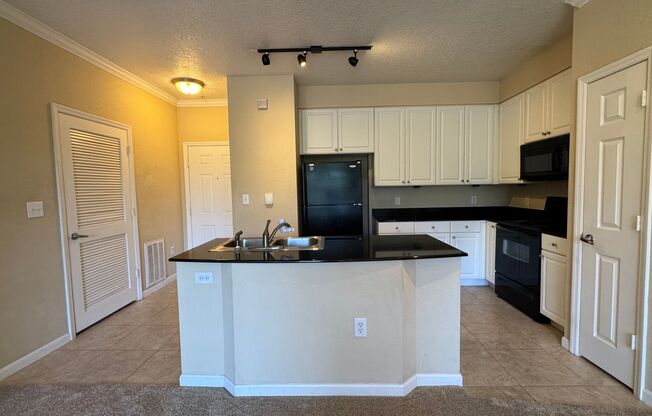 3rd Floor 2 bed/ 2 Bath Condo in Villa Medici with Detached Garage!