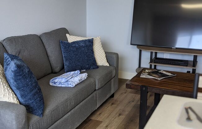 LB1027 - 1049 E. Hill St