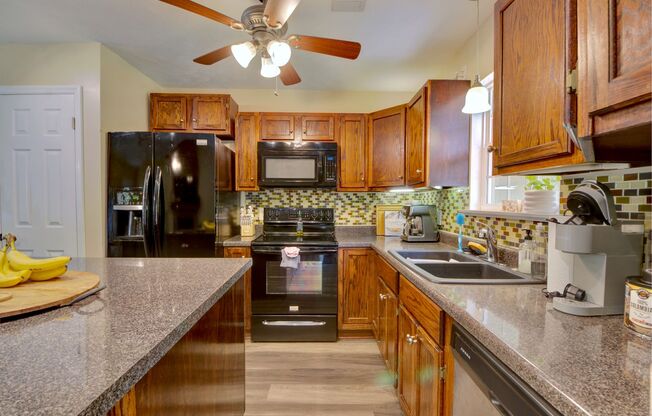 Heart of Auburn! 2 Bedroom Townhouse For Rent