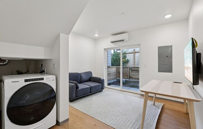 Brand-new 6B3B Townhouse near UW starts from $799/room.