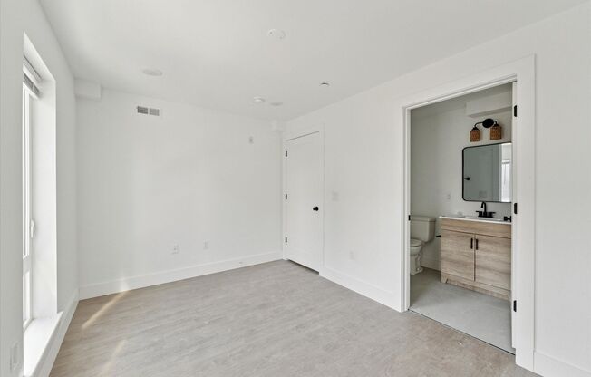2 beds, 2 baths, 900 sqft, $1,619, Unit 205