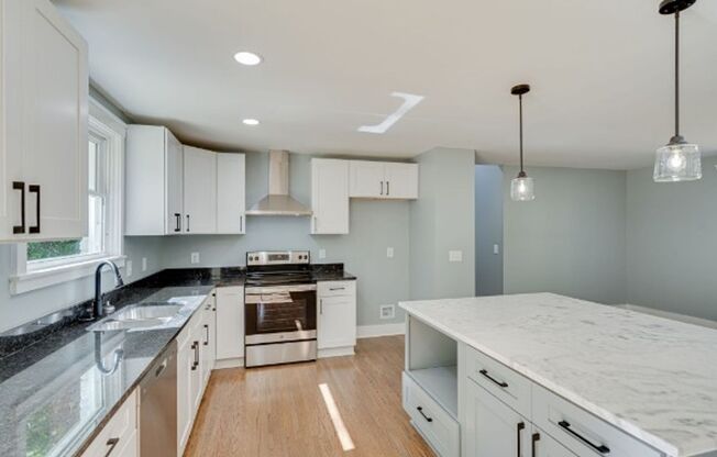 Newly remodeled 4 Bed 3 Bath house on quiet street in West Meade