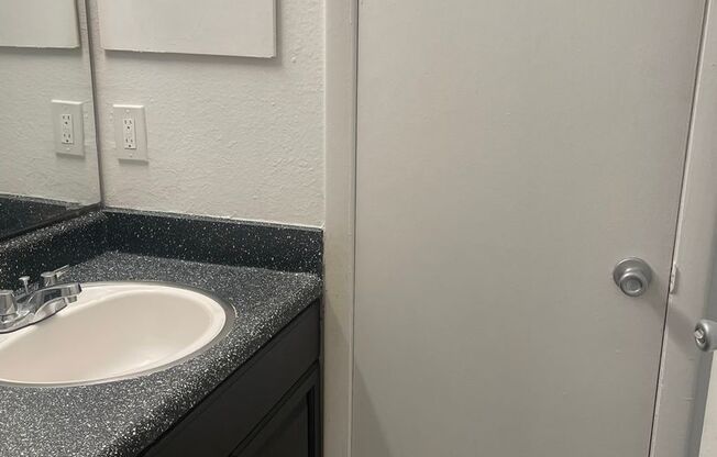 Studio, 1 bath, 400 sqft, $1,150, Unit 220