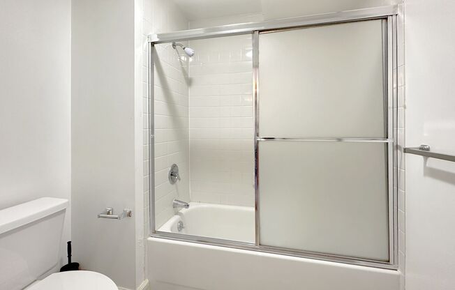 2 beds, 1 bath, $3,400, Unit APARTMENT 517