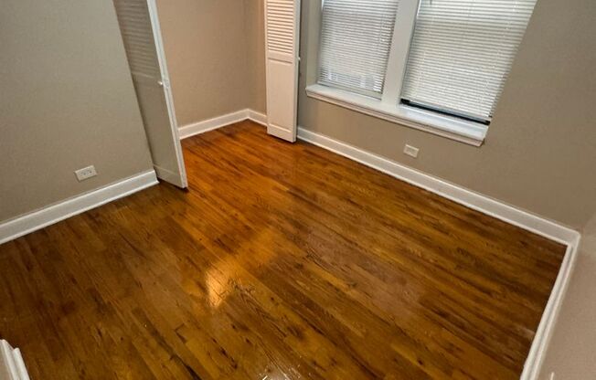 3 beds, 1 bath, $1,300, Unit 4834 #103