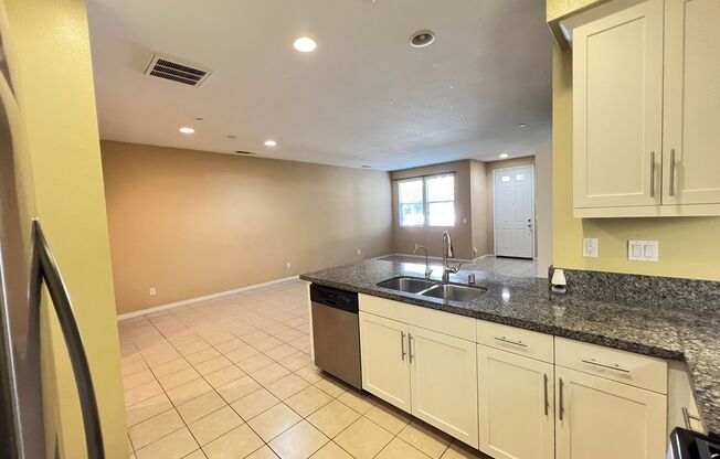 Beautiful 3 Bedroom 2.5 Bathroom Townhome in Tustin