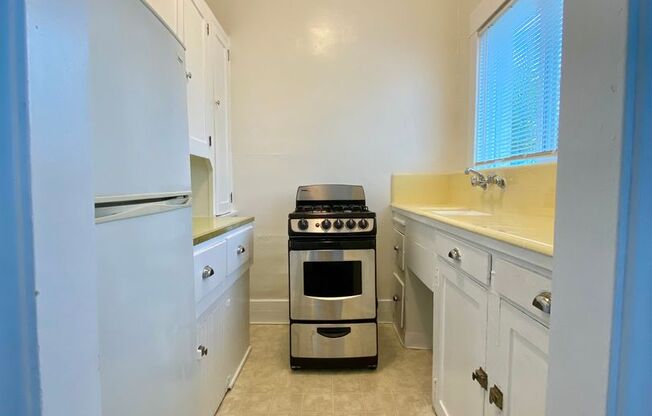 Studio, 1 bath, 410 sqft, $1,395, Unit 1