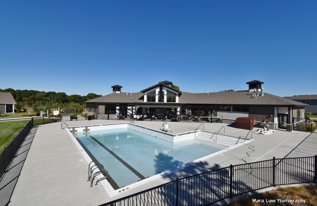 325 SUSSEX LN