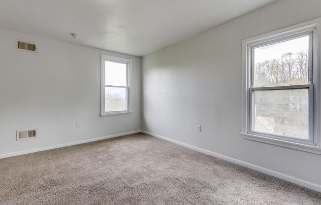 4 beds, 1.5 baths, $1,599, Unit Top