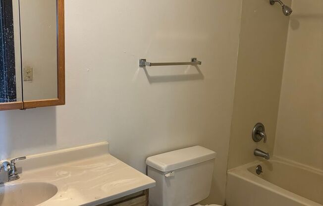 2 beds, 1 bath, $825