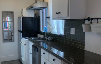 2 beds, 1 bath, $2,200, Unit 2805-3