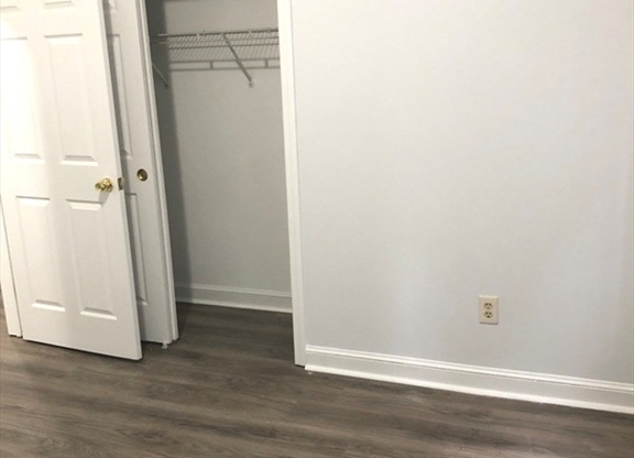 4 beds, 1 bath, 1,200 sqft, $5,600, Unit 3(2B)