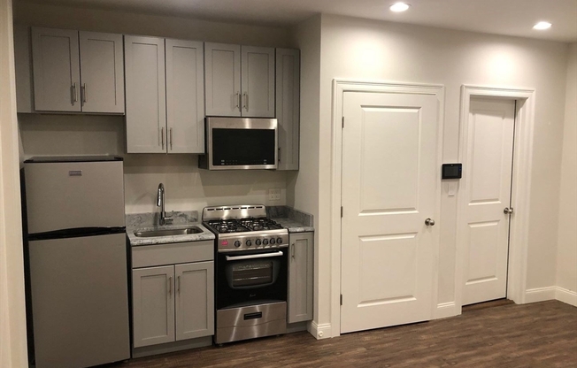 Studio, 1 bath, 370 sqft, $1,850, Unit 17