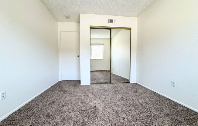 AVAILABLE NOW Lovely 2 Bed/ 1 Bath UPSTAIRS Townhome in Indian Creek Villas!